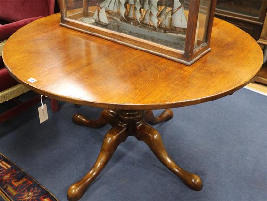 A Georgian style oak breakfast table, D.122cm